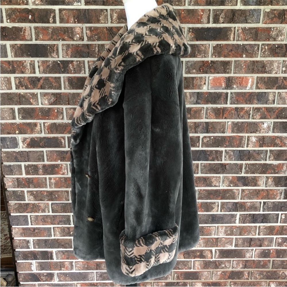 Amazing Sheared Beaver Fur coat - Value $9,000 - Picture 3 of 9